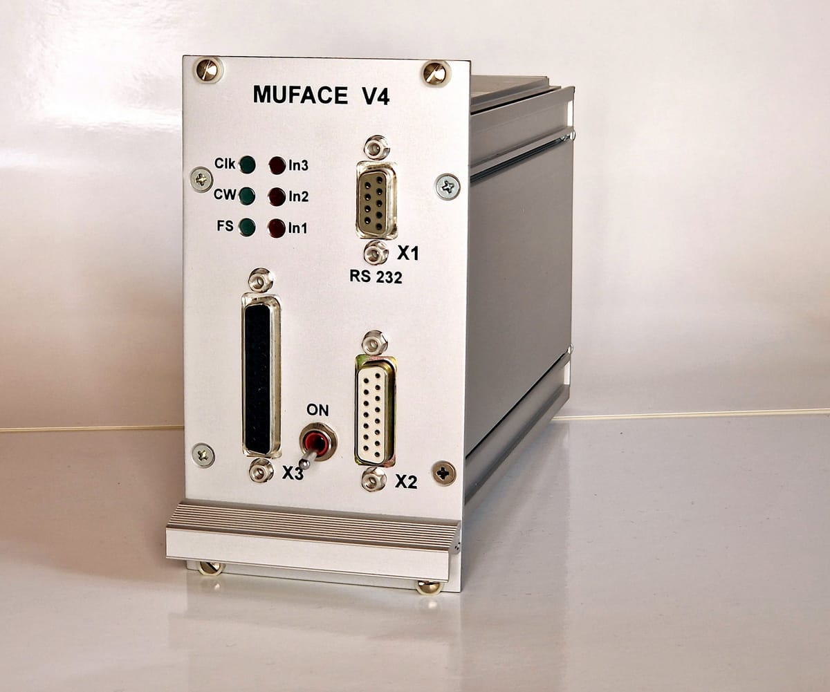 Historischer MUFACE V4 Controller im Rack-Gehäuse
